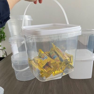 Gardez vos outils bien rangés avec ce seau en plastique transparent et scellé