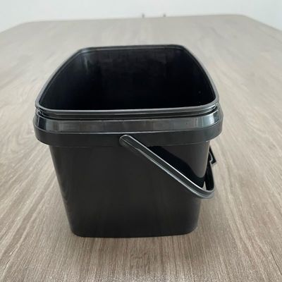 Un seau en plastique blanc rectangulaire de 3 litres avec une épaisseur de couvercle de 1,0 à 2,5 mm et un prix abordable