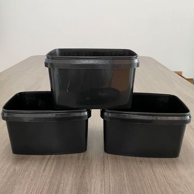 Un seau en plastique blanc rectangulaire de 3 litres avec une épaisseur de couvercle de 1,0 à 2,5 mm et un prix abordable