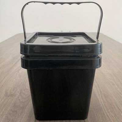 Un seau en plastique carré de 5 litres avec une couleur jaune et des murs durables de 1,0-2,5 mm