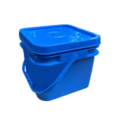 Un seau en plastique de 2 gallons carrés avec un couvercle