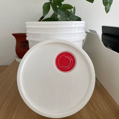 Bouteille de peinture en plastique à couvercle scellé et durable de 20L avec impression par transfert thermique et couleur rouge
