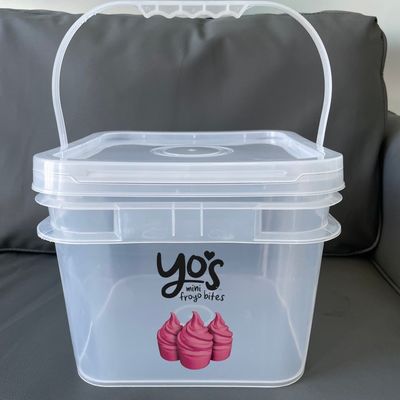 Un seau en plastique de 2 gallons carré avec une capacité de 8 litres et une certification GAP/ISO/FDA