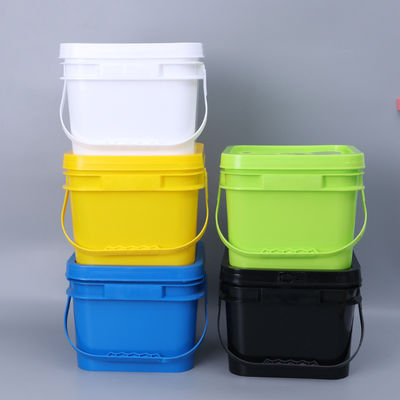 Un seau en plastique de 2 gallons carré avec une capacité de 8 litres et une certification GAP/ISO/FDA