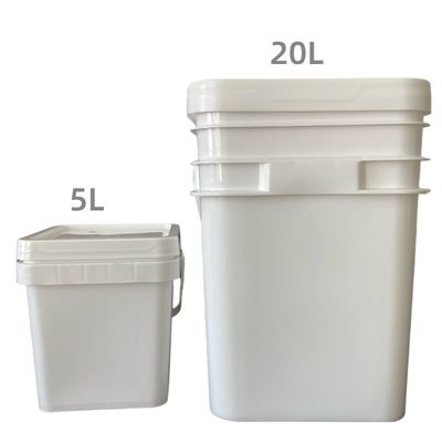 Un seau carré de 20 kg bleu avec couvercle et poignée