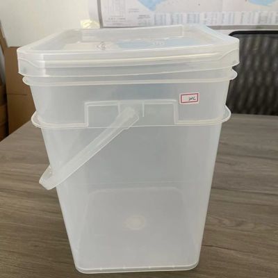 Un seau carré de 20 kg bleu avec couvercle et poignée