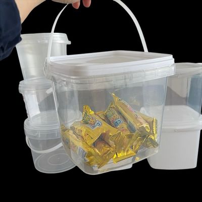 Un seau carré pour le stockage des graines avec un design transparent et une poignée de couvercle pratique
