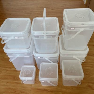 Un seau carré pour le stockage des graines avec un design transparent et une poignée de couvercle pratique
