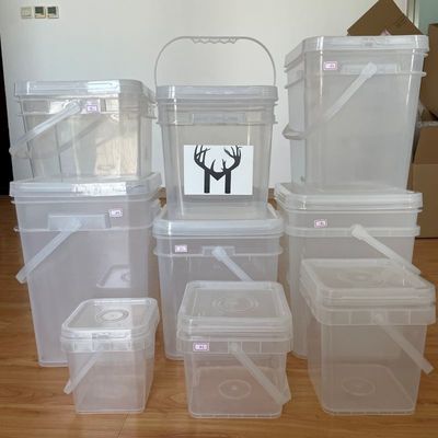 Un seau carré pour le stockage des graines avec un design transparent et une poignée de couvercle pratique