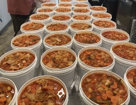 Un seau de 10 kg de cornichons avec un couvercle