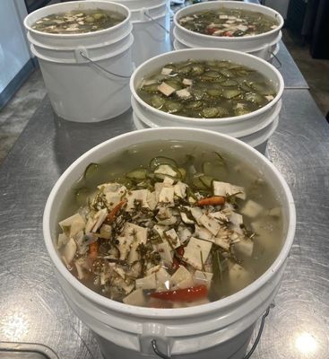 Un seau de 10 kg de cornichons avec un couvercle