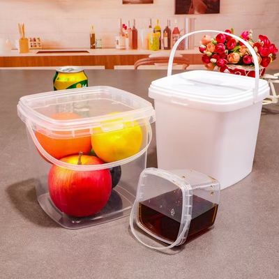 Un seau de 5 litres de pâte d'arachide avec des accessoires de seau et du polypropylène durable
