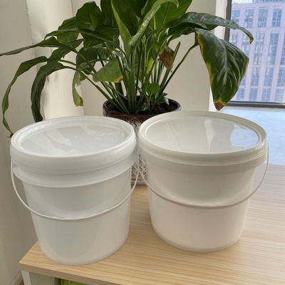 Seau en plastique transparent de 4L avec couvercle