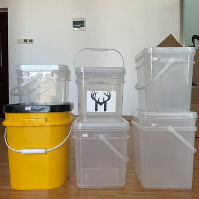 Bouteille en plastique rond clair et blanc avec poignée Logo d'impression en couleur personnalisé