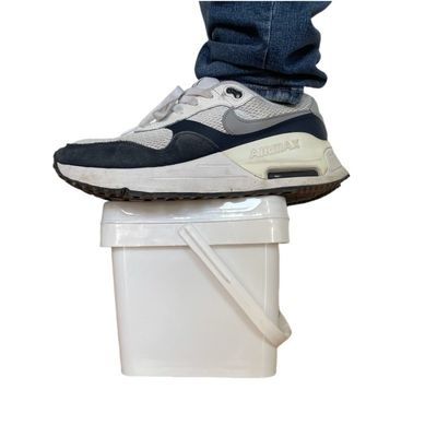 Un seau en plastique carré de 2 gallons pour une solution de stockage facile et pratique