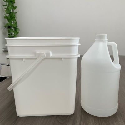 Un seau en plastique carré de 2 gallons pour une solution de stockage facile et pratique