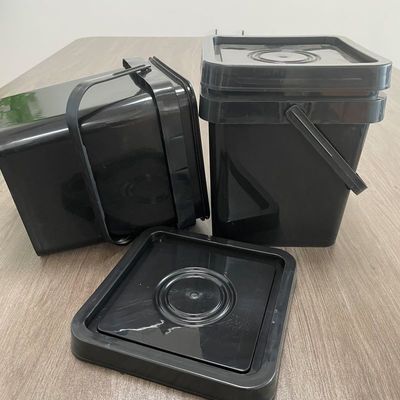 Un seau en plastique facile à ouvrir avec un couvercle durable et écologique