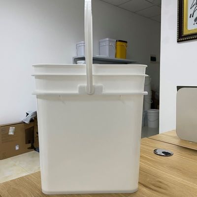 Contenant de biscuits 15L Bouteille en plastique carré avec matériau HDPE et dessin imprimé
