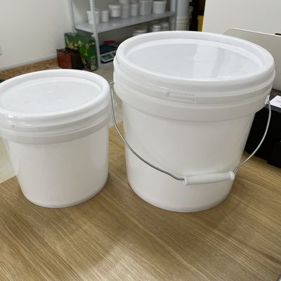 Un seau en plastique de 1 litre avec un couvercle HDPE