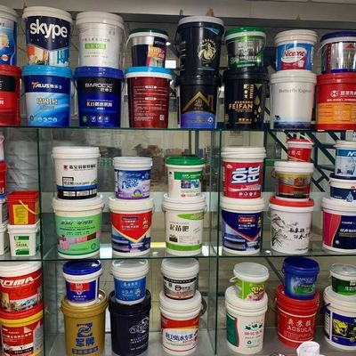 Un seau en plastique de 20 litres avec un couvercle scellé et une impression par transfert de chaleur