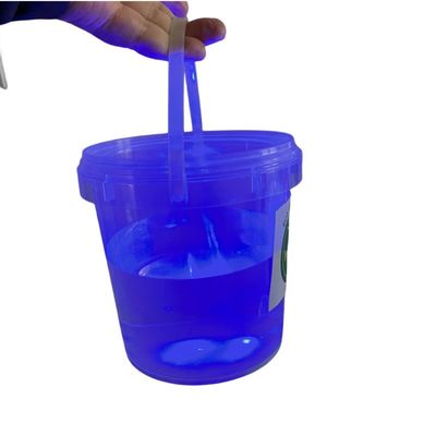 Un seau rond et lumineux pour la sauce, la crème glacée et les biscuits en plastique.