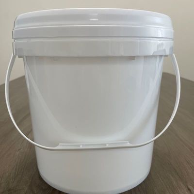 Un seau en plastique de 5 gallons, des cornichons, du café, un conteneur de 20 litres, un seau avec imprimante.