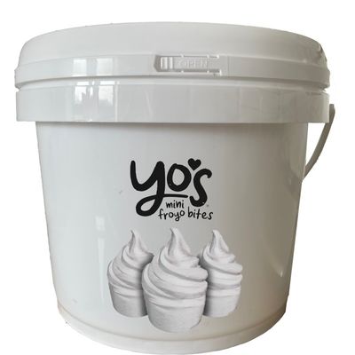 Un seau en plastique en PP blanc de 8L personnalisé avec un couvercle et une poignée de matériau résistant aux produits chimiques