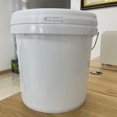Un seau en plastique en PP blanc de 8L personnalisé avec un couvercle et une poignée de matériau résistant aux produits chimiques