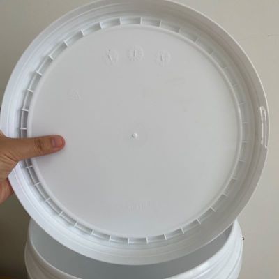 Un seau en plastique en PP blanc de 8L personnalisé avec un couvercle et une poignée de matériau résistant aux produits chimiques