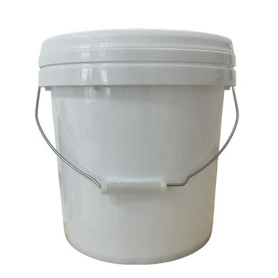 Un seau en plastique en PP blanc de 8L personnalisé avec un couvercle et une poignée de matériau résistant aux produits chimiques