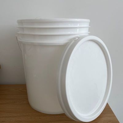 Un seau en plastique rond de 1 à 5 gallons avec couvercle