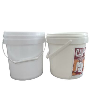 Un seau en plastique rond de 5 litres pour une solution de distribution de cornichons dans un récipient alimentaire personnalisé