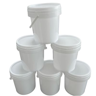 Un seau en plastique rond de 5 litres pour une solution de distribution de cornichons dans un récipient alimentaire personnalisé