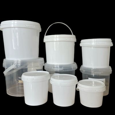 Un seau en plastique rond de 5 litres pour une solution de distribution de cornichons dans un récipient alimentaire personnalisé