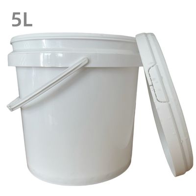 Un seau en plastique rond de 5 litres pour une solution de distribution de cornichons dans un récipient alimentaire personnalisé