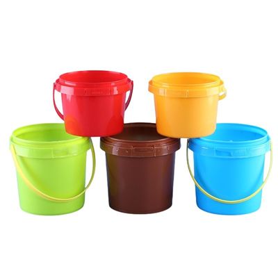 Un seau en plastique de qualité alimentaire de 5 litres avec un couvercle ouvert facilement et une forme ronde en HDPE