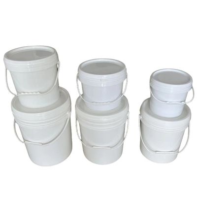 Personnalisez votre entrepôt de nourriture pour animaux de compagnie avec un seau en plastique de 5 gallons et un couvercle de bec de 18 litres