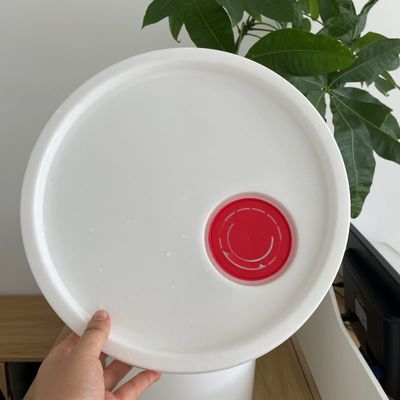 Un seau en plastique de 5 gallons avec un couvercle et une technologie d'impression de pointe