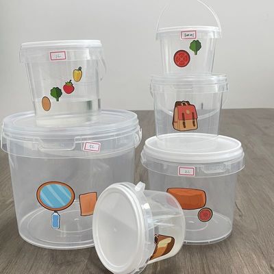 Un seau en plastique avec un couvercle
