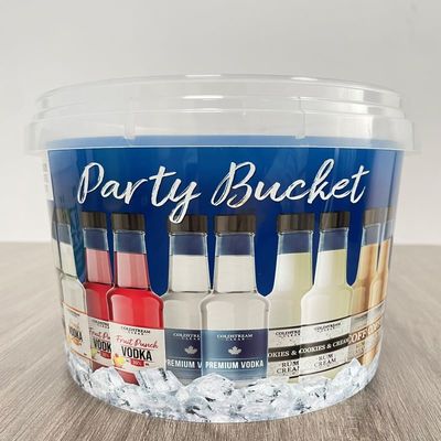 Un seau en plastique avec un couvercle