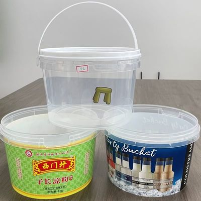 Un seau en plastique avec un couvercle